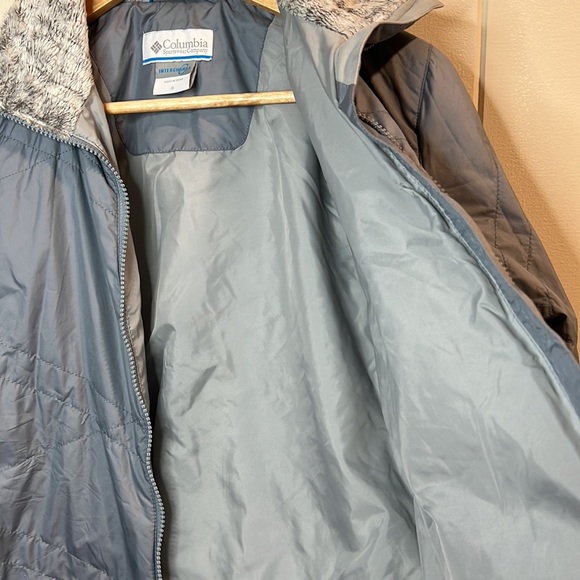 Columbia sportswear company with fur trim - Picture 6 of 12
